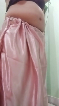 Hintli eşcinsel travesti Gaurisissy büyük göğüsleriyle bastırıyor ve oynuyor pembe sari içinde ev hanımı gibi görünüyor