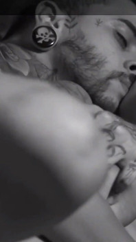 Tineri îndrăgostiți plini de sex excitat în sufrageria de acasă