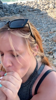 Direttamente sulla spiaggia! Deepthroat all'aperto estremo