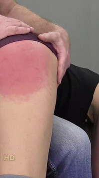 Luca Bella dostává výprask na gauči