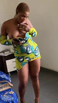 Afrikansk Mest Sexiga Svarta Tjej Striptease I Afrikansk Klänning