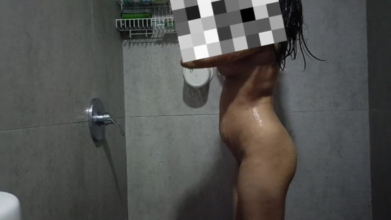 NadiaAlmer: Švagrová se sprchuje