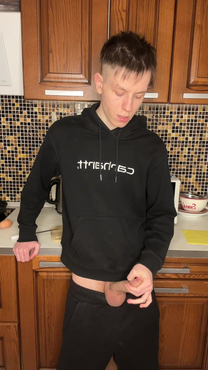 Morflot24: Honění s velkým čůrákem nadržené Twink