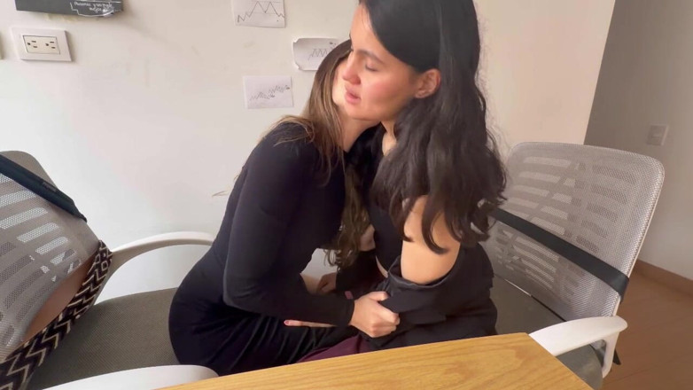 scarlettandc: 내 동료랑 자고 있어.