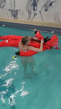Goală și excitată pe Fata mea submarină gonflabilă