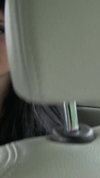 Lucia Love se desnuda en un auto y mea al aire libre