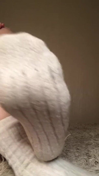 Milky_Pussy: Accarezzandomi i piedi