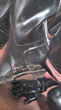 Práce s gumovou panenou část 1: Jazyk na botách a latex