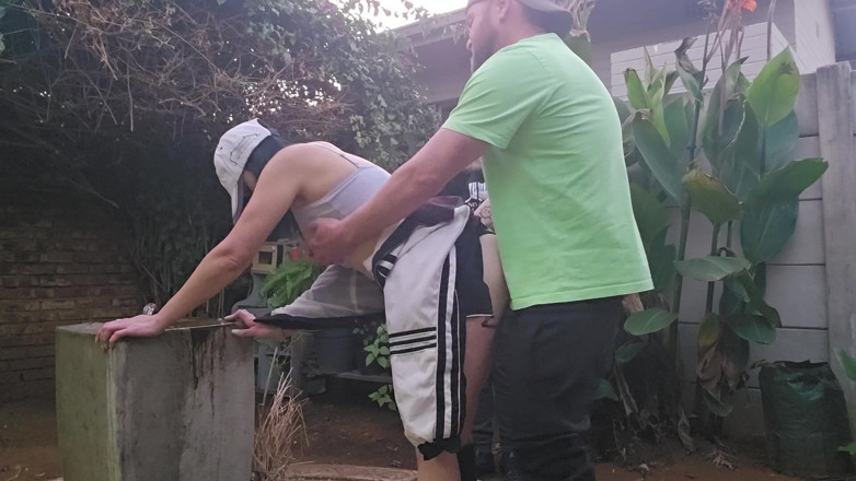 Sparowdox: Foda-se minha esposa na fonte para que os nneighbours possam...