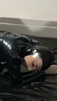 Sweet MILF Mają 69 w ciemnozielonej lateksowej sukience i jeździe na pieska