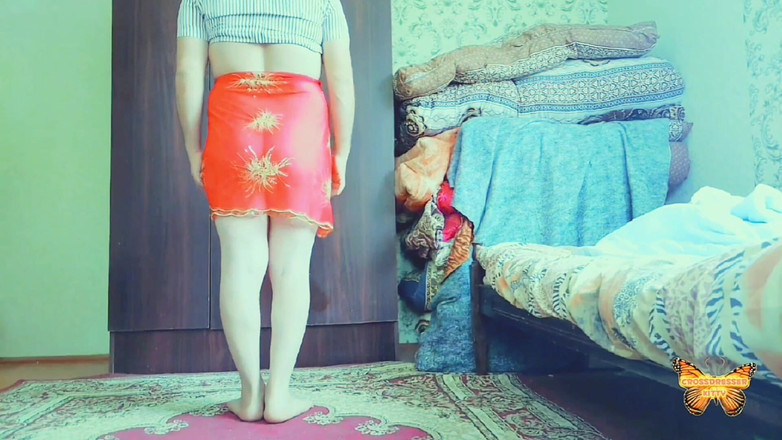 Kitty_Cross: Shemale tuyệt đẹp dựa lưng trên băng ghế công viên bằng...