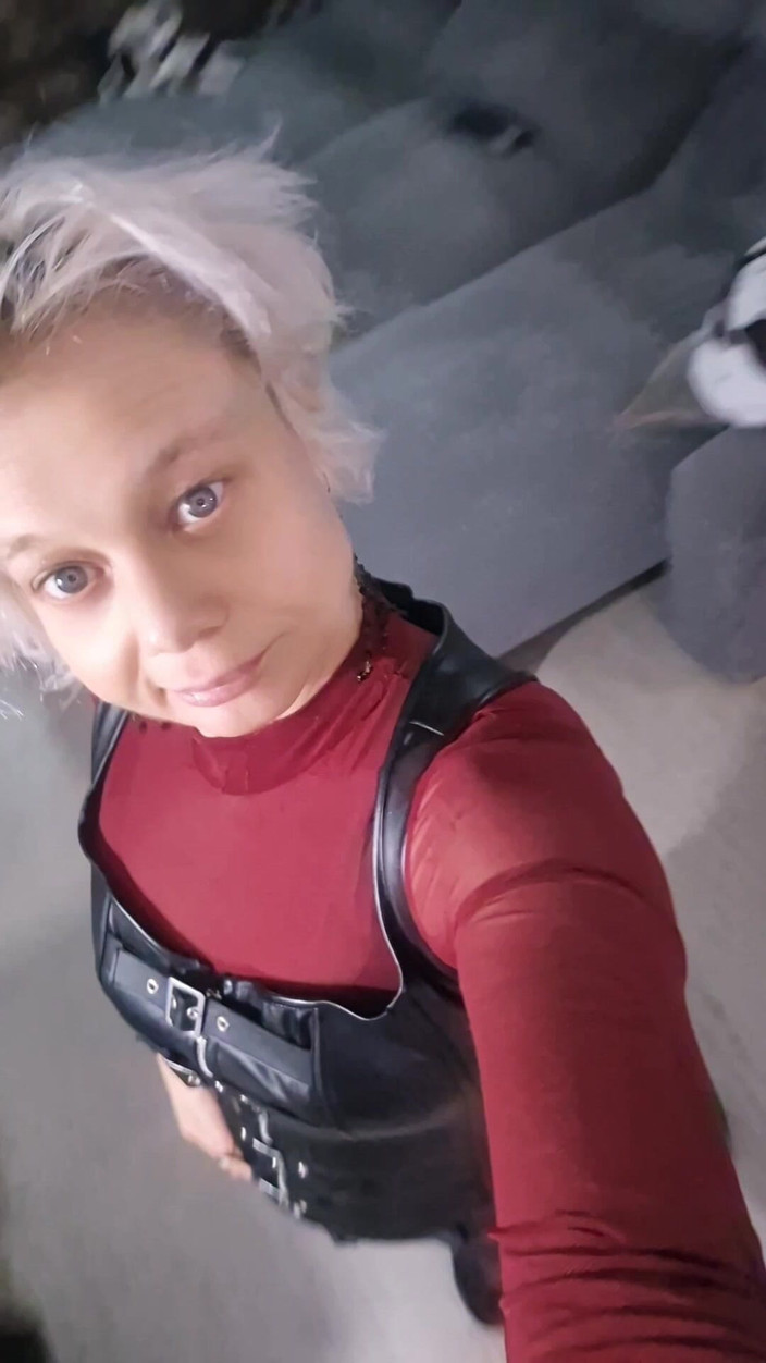 Sofy13: Compilazione Di Una Donna Matura Che Ama Indossare La Pelle