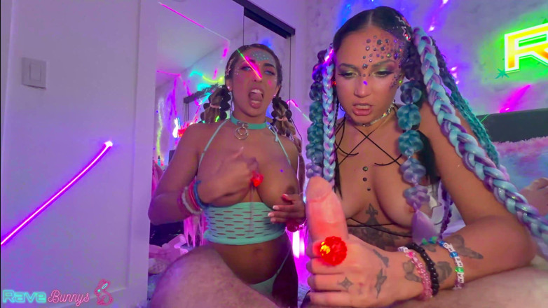Rave Bunnys: Brian Omally долбит Luna Колумбийку раком, пока Mira раздвигает свои ягодицы!
