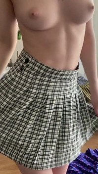 Prova con le gonne haul. Vestirsi nuda.