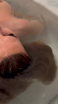 Pelo flotando en el agua de cerca
