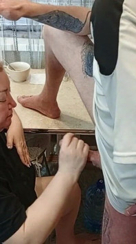 À tarde, eu fodo meu vizinho na boca na cozinha e gozo