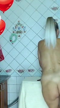 hot grihini lukerya kichan men garmiyon ke sapne dekhte hain