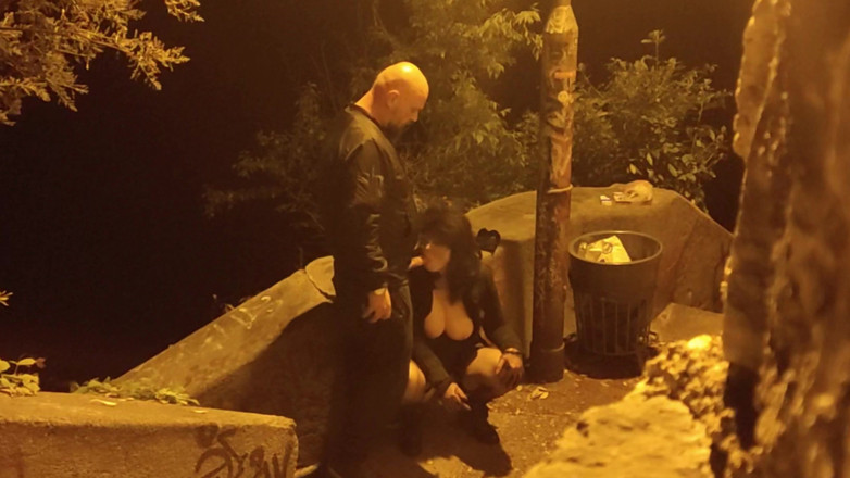 Toilet Mommy: एमेच्योर जर्मन आउटडोर मुख-मैथुन