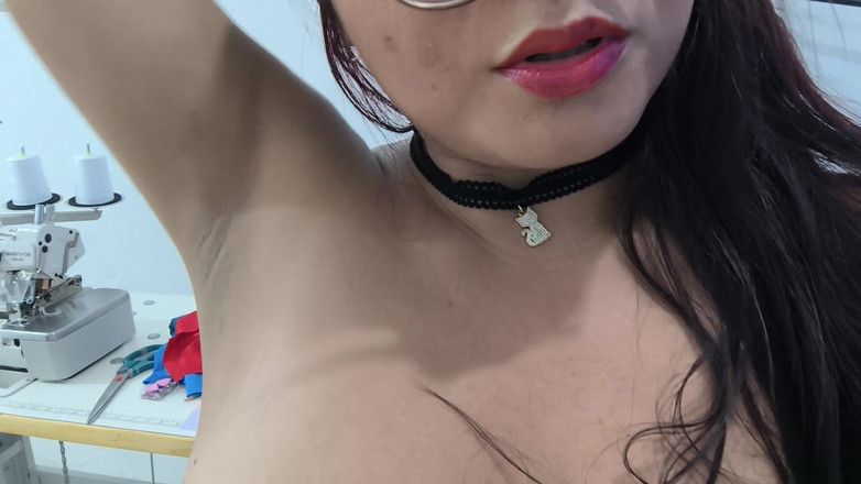 NEGRITA SEXY: Patron atölyede değilken iş arkadaşını sikiyor