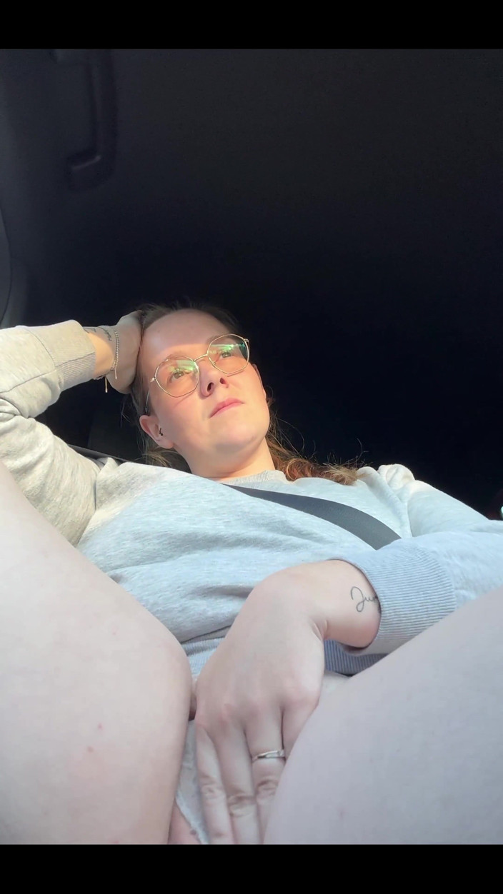 Naughty Mila: Byla jsem tak nadržená v našem autě