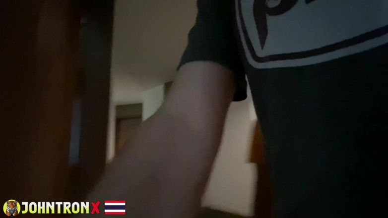 John Tron X: Johntronx - 一个性感的泰国素人小妞的第一人称视角性爱和中出