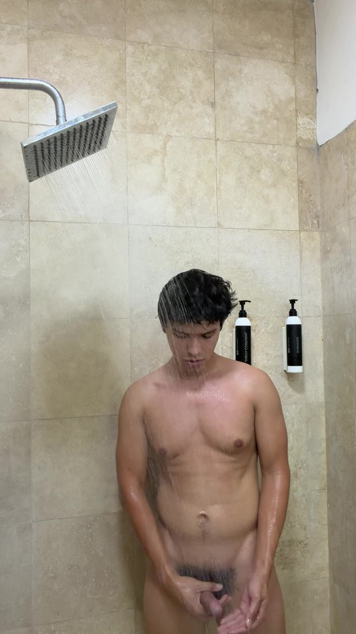 joanraay: Bain avec la porte ouverte dans la salle de sport