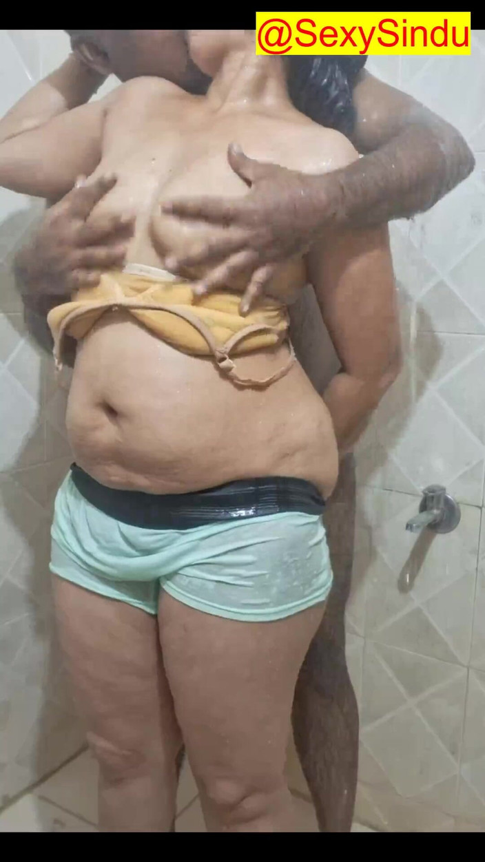 Sexy sindu: Casal quente tomando banho beijando
