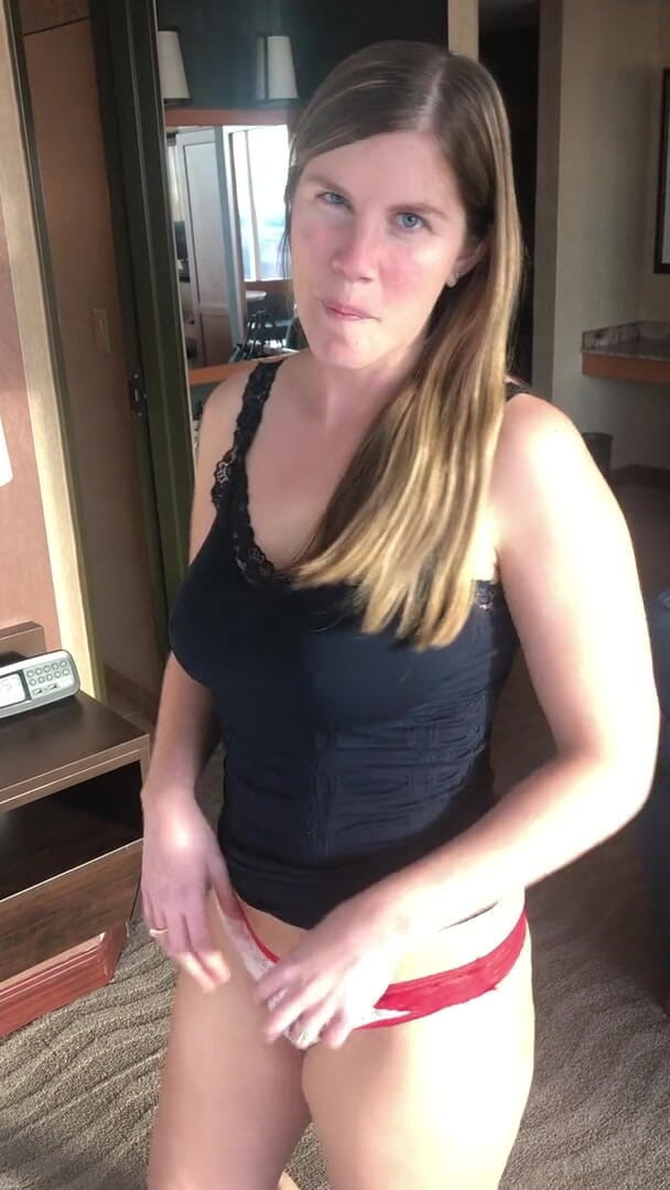 Lisa Brooks: Heiße ehefrau masturbiert bis zu einem beinzuckenden orgasmus.