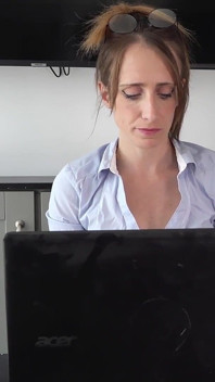 Sekretärin kuchensitz, custard pour & pinkel auf Laptop