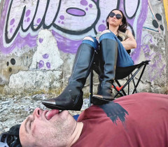 Mistressyammyboots: Supunere dulce: Tort pe cizmele stăpânei