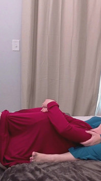 Příběh služebné - cuckquean manželka drží služebnou, zatímco manžel ji omnožuje