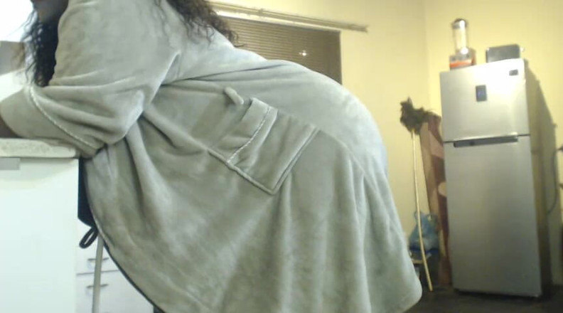 Legendary Booty Overdose: La miLF nera si masturba e geme in cucina