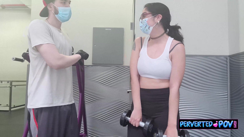 Perverted POV: Onlyfans modelka dostane spokojenost od chlapa v tělocvičně