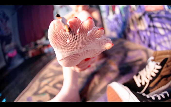 Bia Roman: Uriașa domină sclavul picioarelor