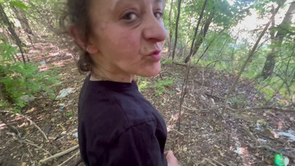 J13D75: Quick Suckin 'Skank v lese