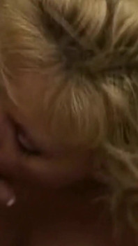 Deepthroat blond slampa Munkavle med utbuktande hals överflöd