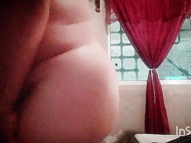Mature milf sends hot video to her lover after a bath (Stepmom 69)