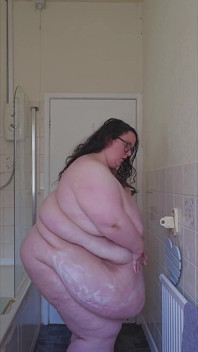 Culona en el baño, crema del vientre