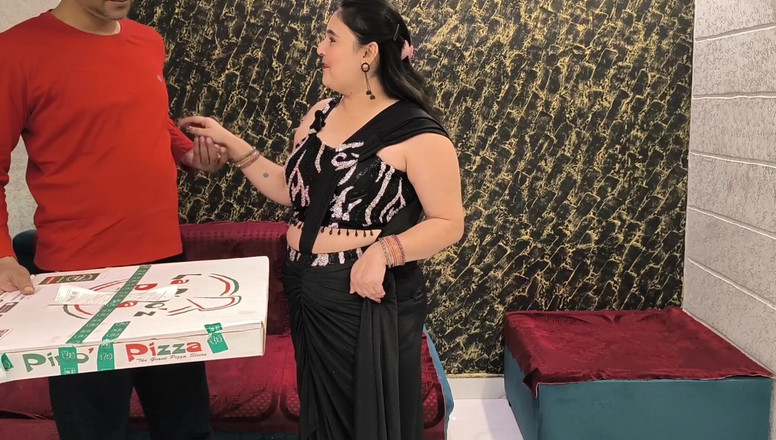 Desi chudai hub: Pria pengantar pizza ngentot sama cewek india dengan pizza gratis