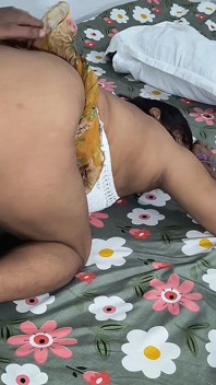 Hermosa culona india Mami follada en estilo perrito y posición misionera por su hermanastro y corrida en su coño