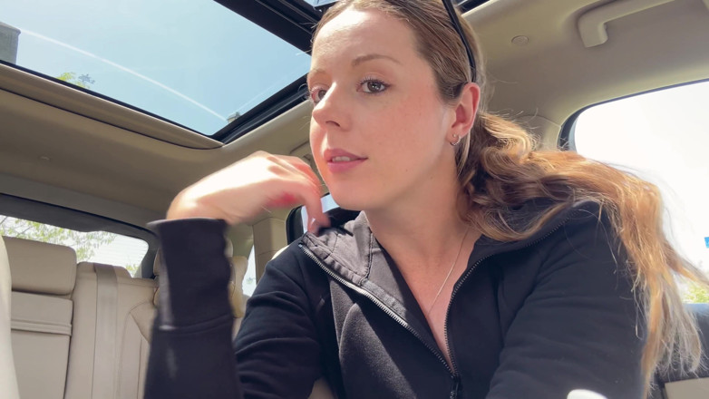 Nadia Foxx: Masturbándose con un consolador rosa en el asiento trasero de...
