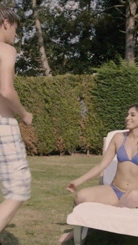 Orta yaşlı seksi kadın patron sahara knite yakışıklı havuzcu çocuğu baştan çıkarıyor ve sikiliyor