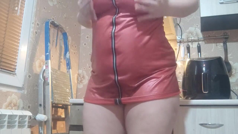 Putarankahotmilf: Приготування їжі, обслуговування, банкомат , сквірт на кухні, стіл