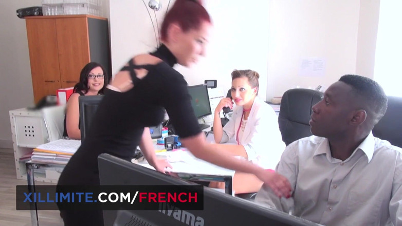 French girls at work: Międzyrasowy trójkąt na biurku
