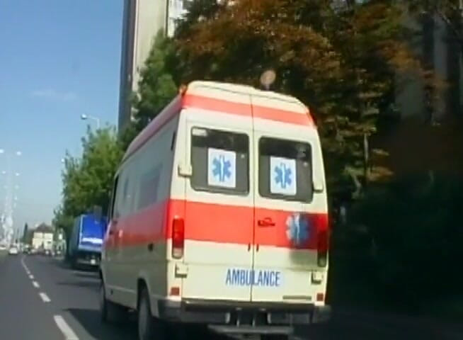 Naked Nurse: Ajutându-l să supraviețuiască până la spital