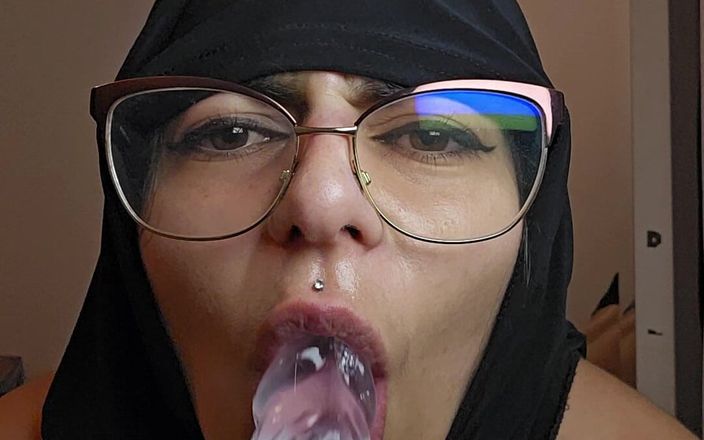 MiaNIqab: Chupando mi consolador mientras digo cosas traviesas Mia Niqab