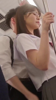 Compañero de clase que secretamente me deja preñarla en el tren a la universidad Capítulo.1