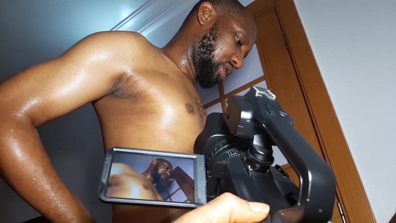 Krissyjoh: Çıplak porno kameramanı