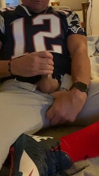 Jockdad87 schießt eine ladung sperma in seine Fußballausrüstung