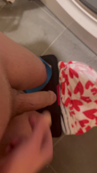 Młody 19yo Perv Boy spuszcza się na świeżą bieliznę i wkłada ją z powrotem do pralki